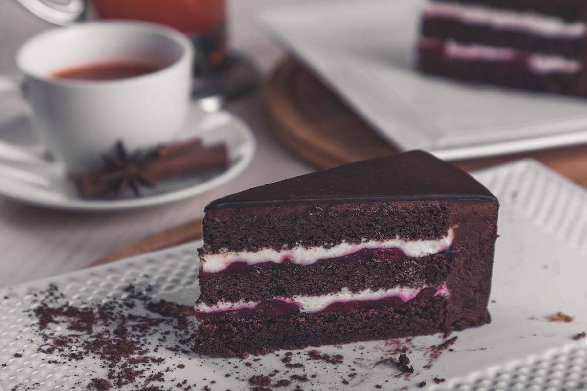ilustrasi chocolate raspberry cake