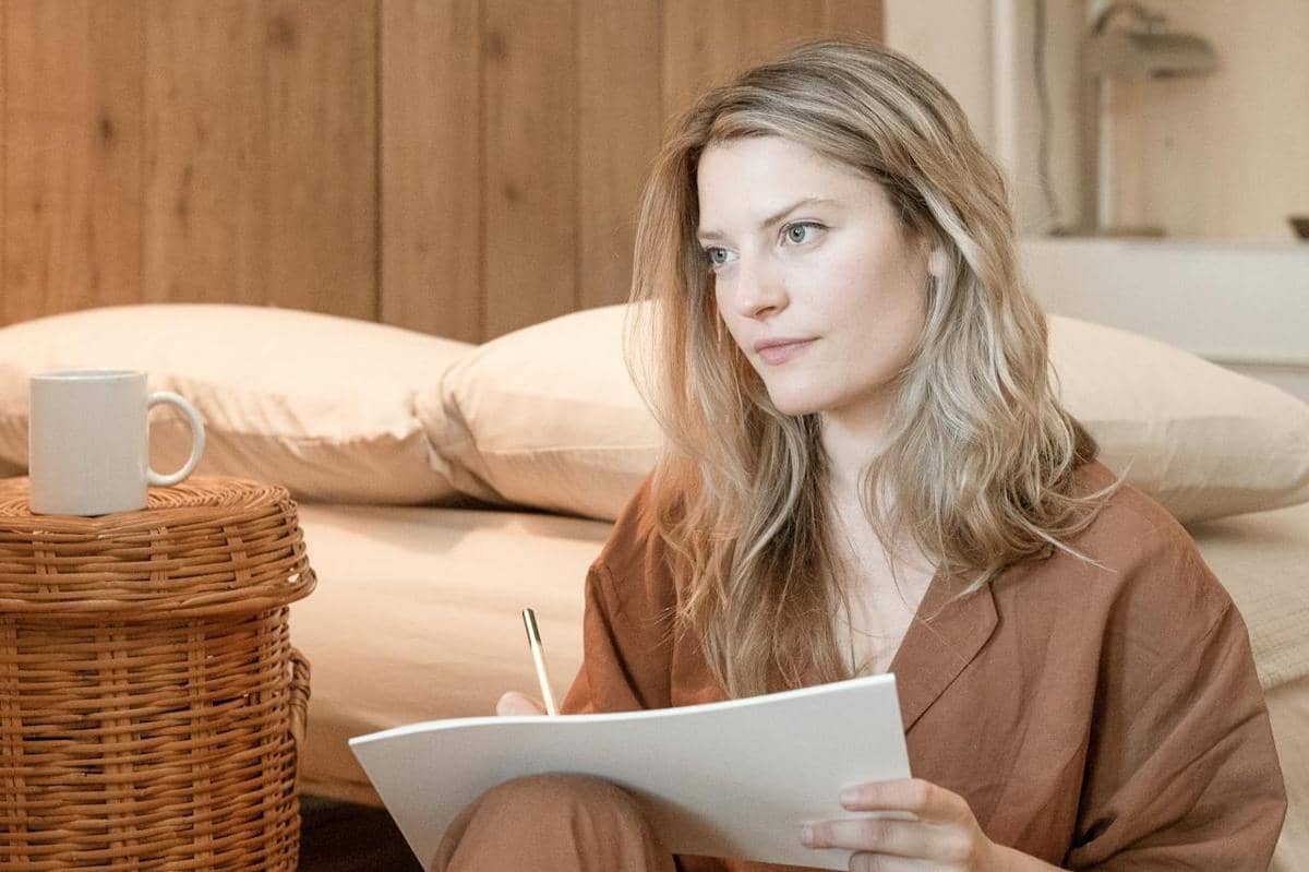 Wanita sedang menulis.