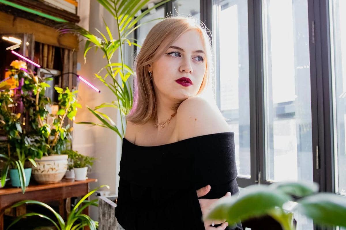 Wanita sedang melihat jendela.