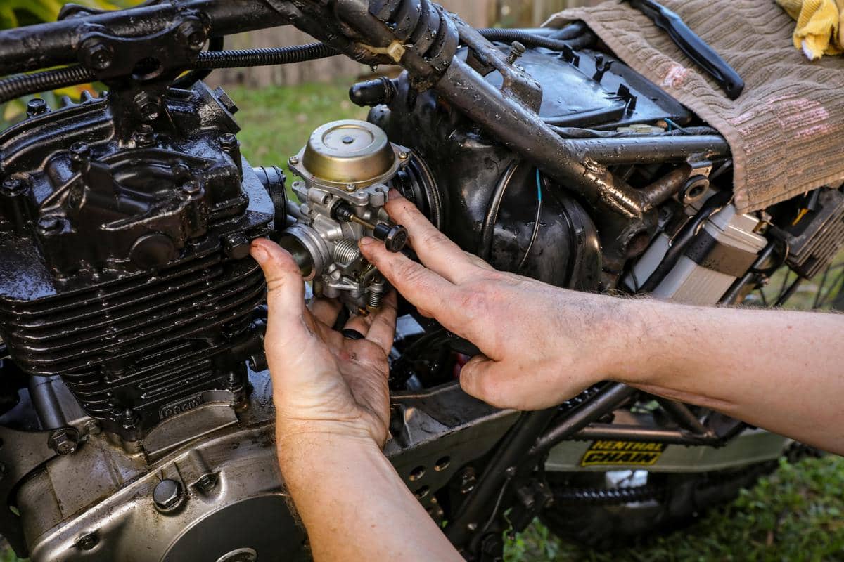 ilustrasi servis kendaraan.