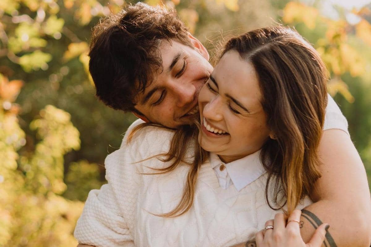 Sepasang kekasih sedang bermesraan.