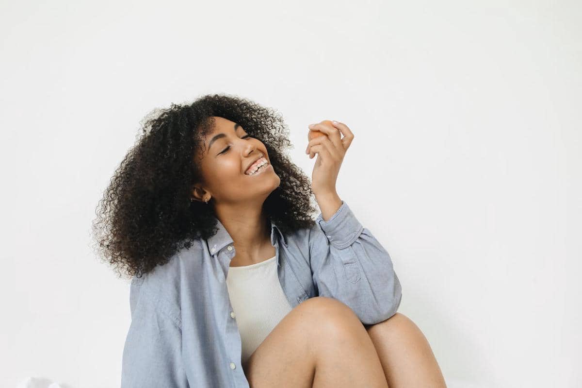 ilustrasi wanita tertawa