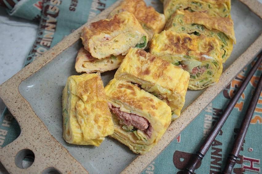 ilustrasi telur gulung kornet