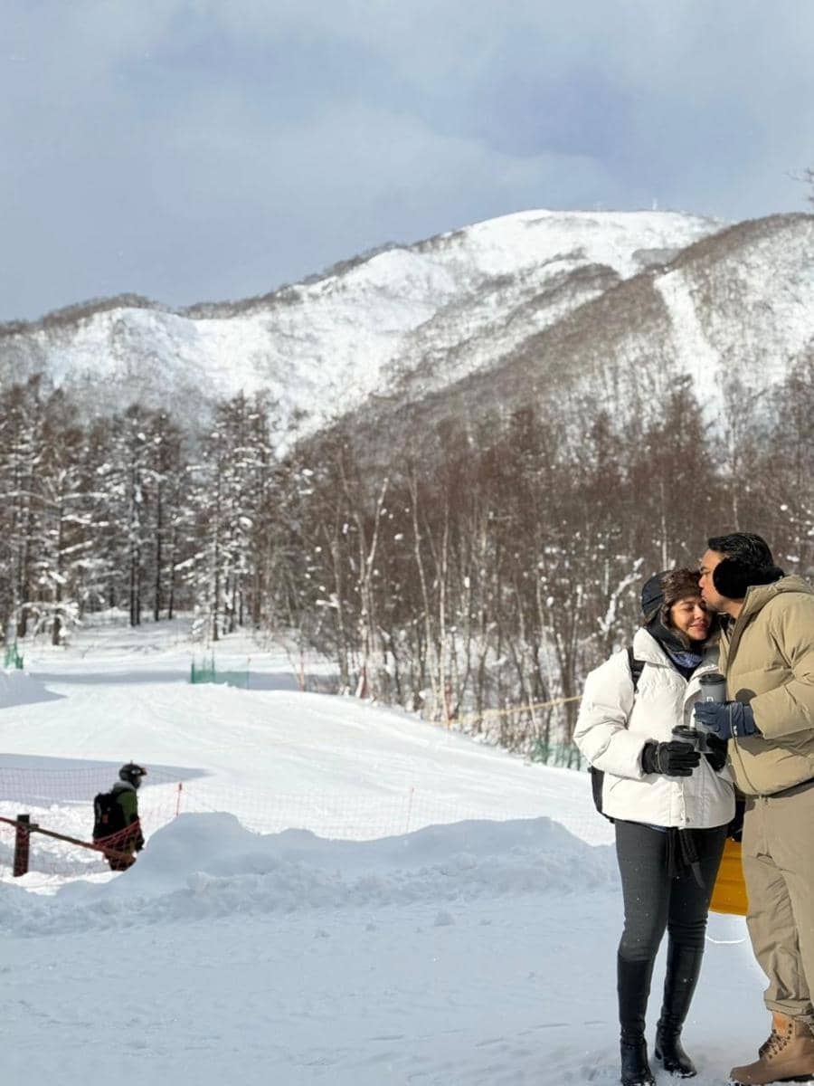 Keluarga Bebi Romeo main salju di Niseko.