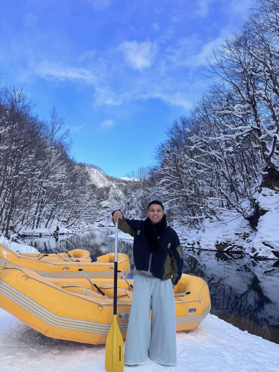 Mario Ginanjar main salju di Hokkaido.