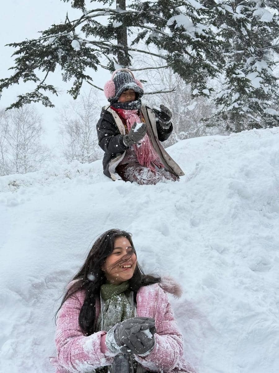 Keluarga Bebi Romeo main salju di Niseko.