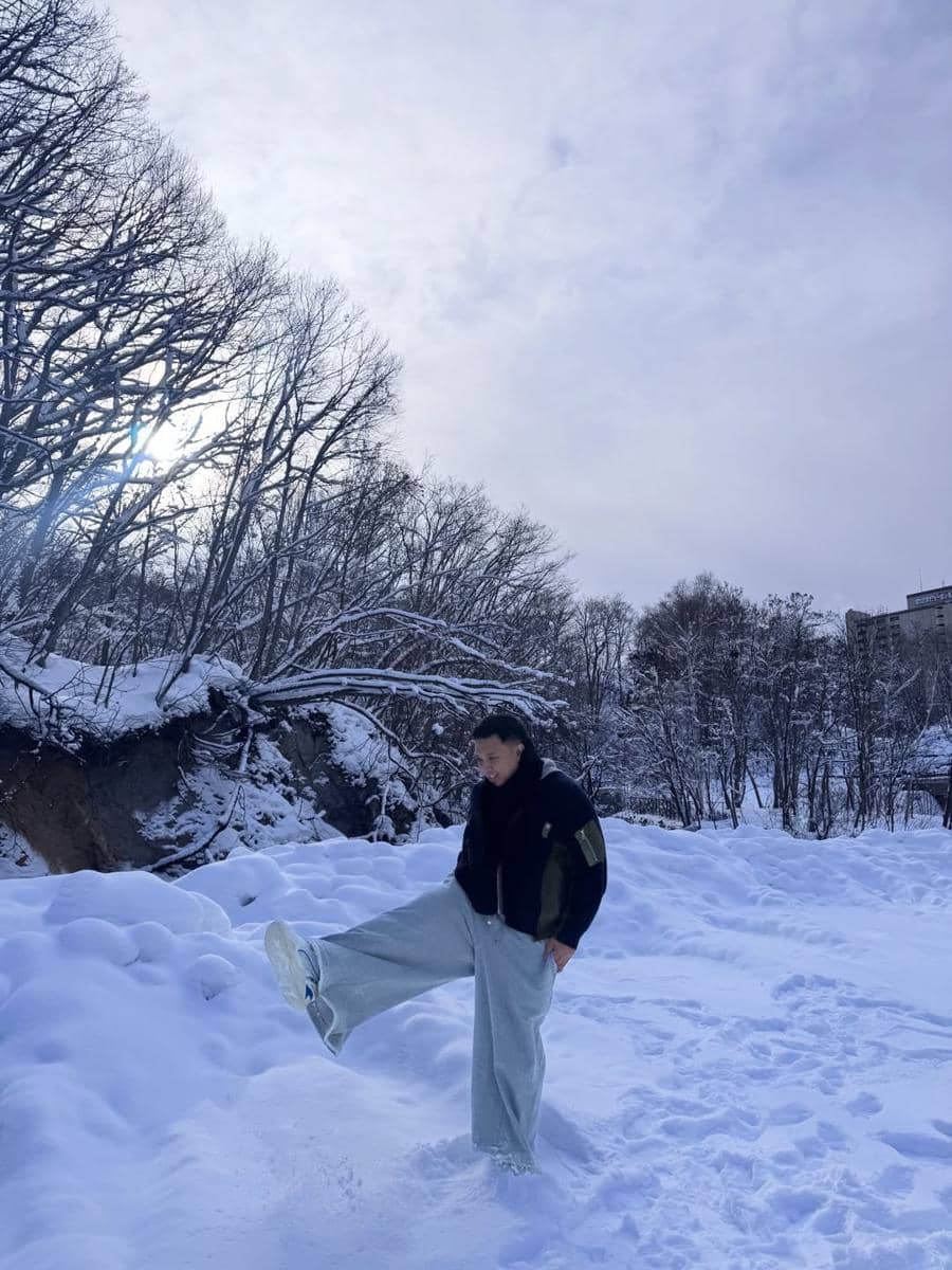 Mario Ginanjar main salju di Hokkaido.