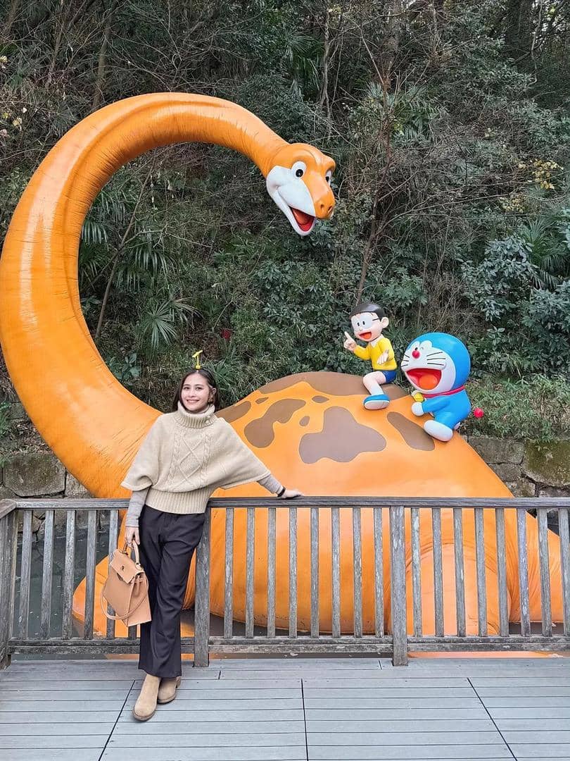 Prilly Latuconsina ke Museum Doraemon di Jepang.