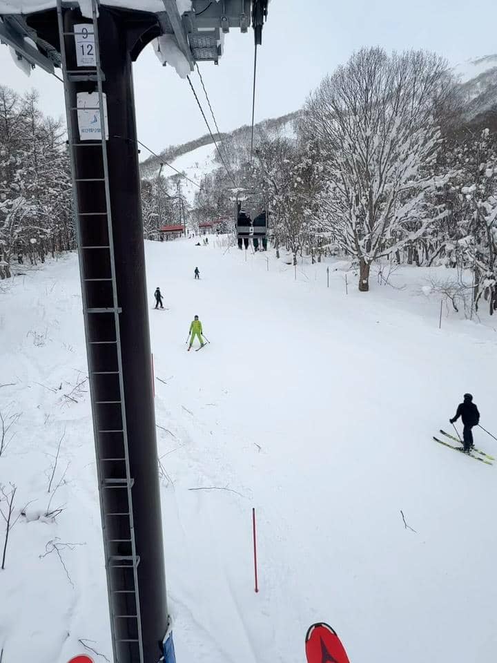 Keluarga Bebi Romeo main salju di Niseko.