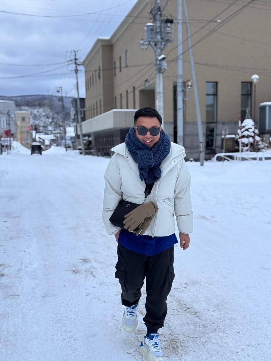 Mario Ginanjar main salju di Hokkaido.
