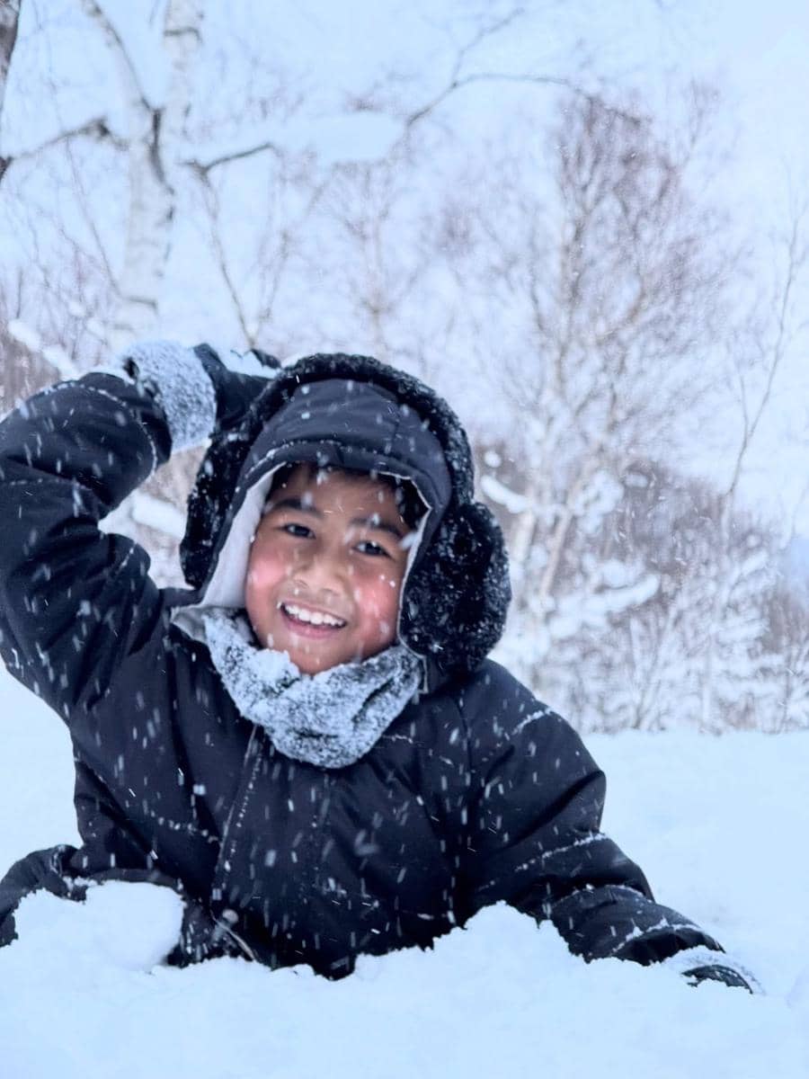 Keluarga Bebi Romeo main salju di Niseko.