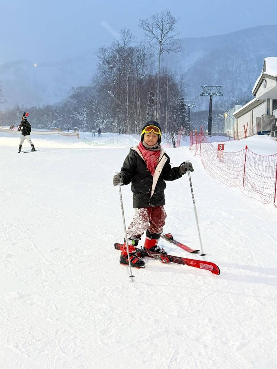 Keluarga Bebi Romeo main salju di Niseko.