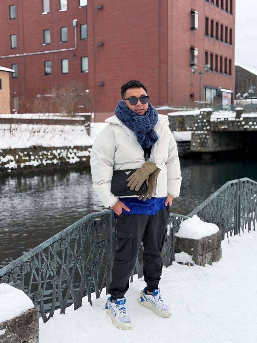 Mario Ginanjar main salju di Hokkaido.