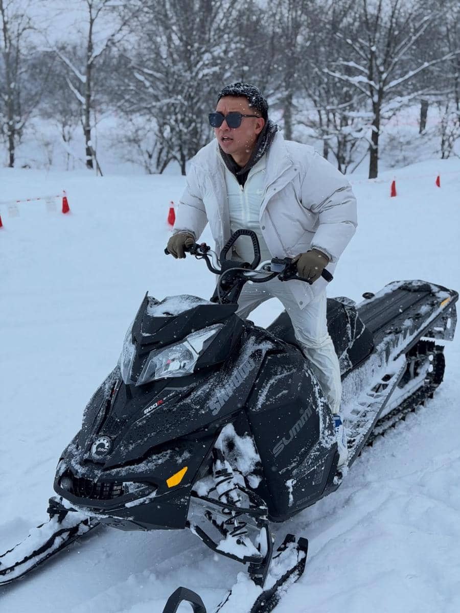 Mario Ginanjar main salju di Hokkaido.