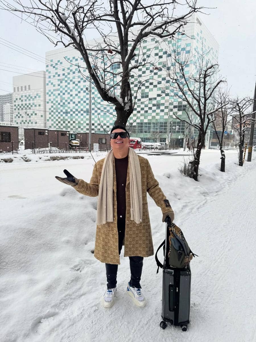 Mario Ginanjar main salju di Hokkaido.