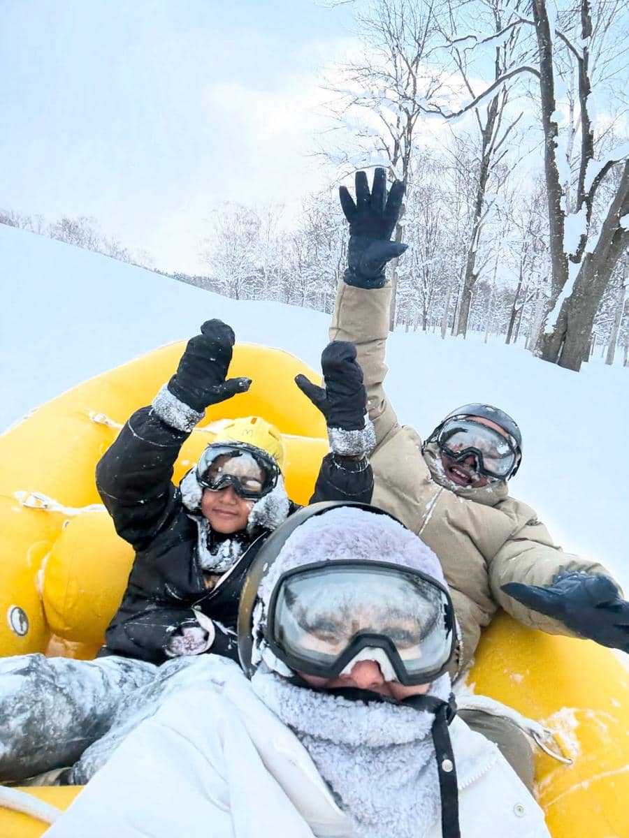 Keluarga Bebi Romeo main salju di Niseko.