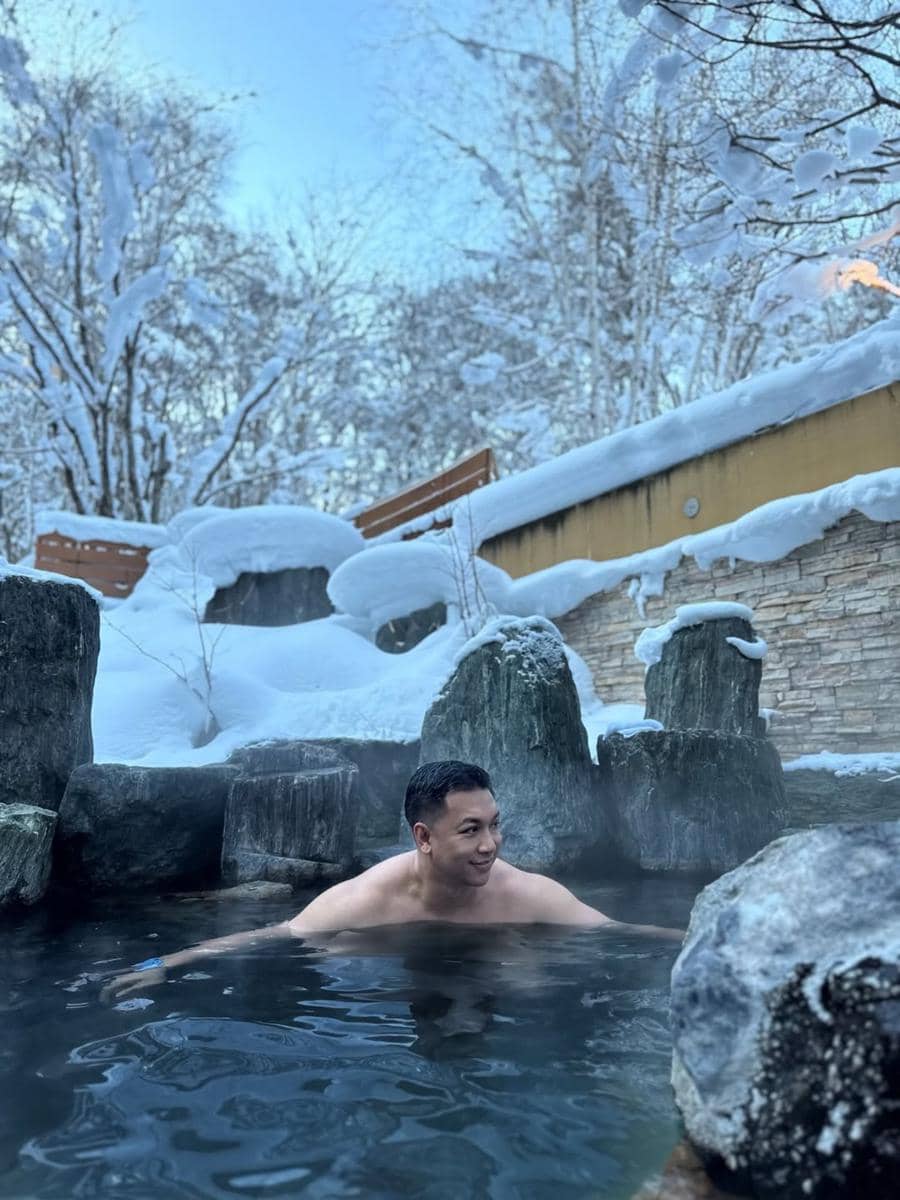 Mario Ginanjar main salju di Hokkaido.