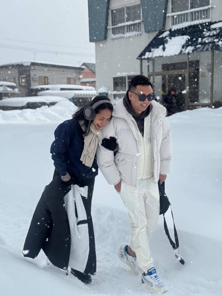 Mario Ginanjar main salju di Hokkaido.