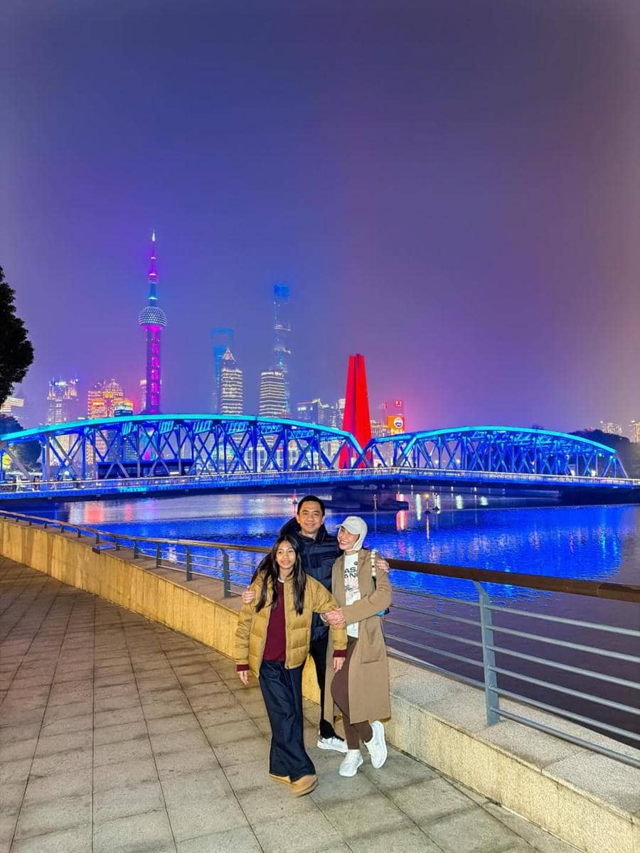Keluarga Ayu Dewi berlibur ke Shanghai