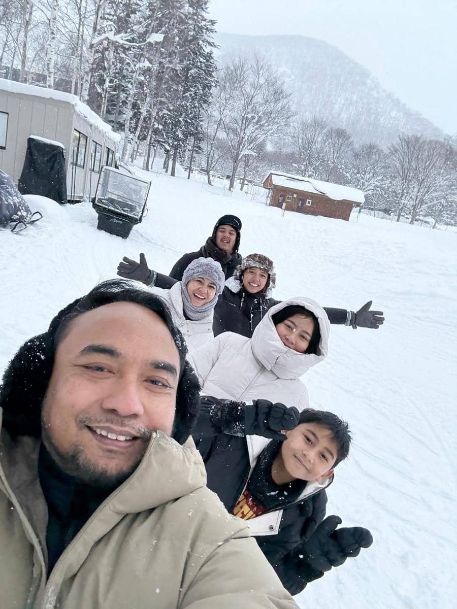 Keluarga Bebi Romeo main salju di Niseko.