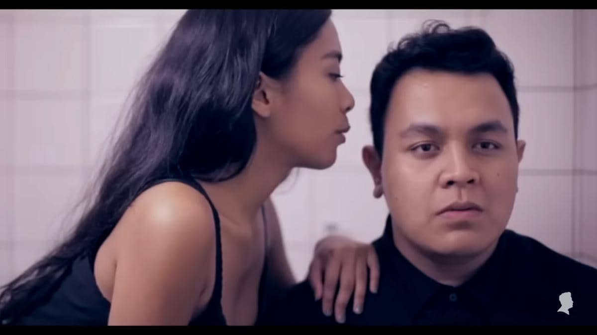 cuplikan video klip "Sepatu"