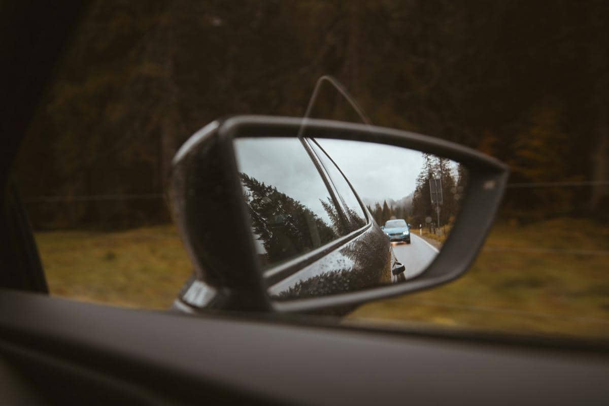 ilustrasi spion mobil