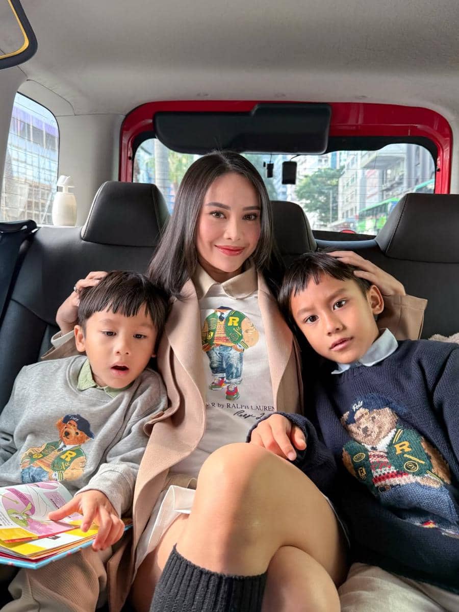 Keluarga Merdianti Octavia jalan-jalan di Hong Kong.