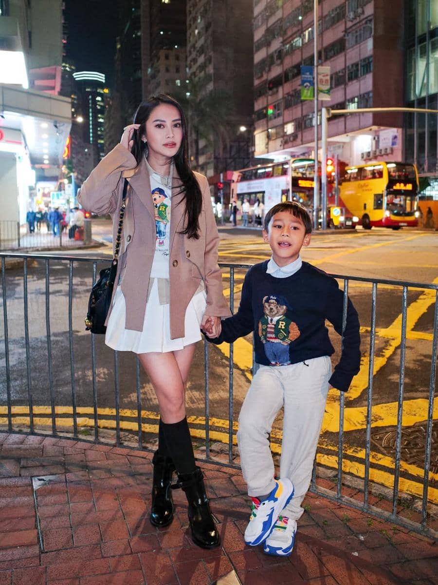 Keluarga Merdianti Octavia jalan-jalan di Hong Kong.