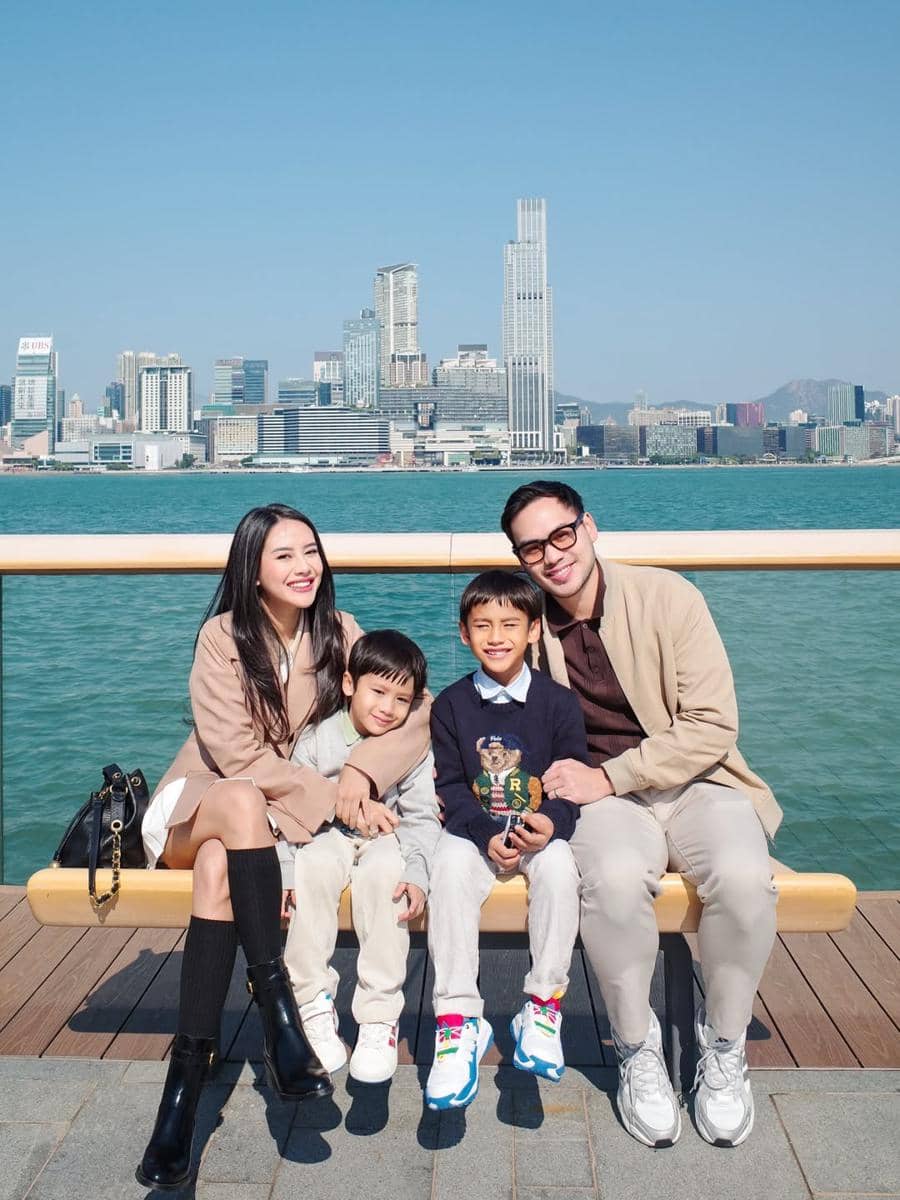 Keluarga Merdianti Octavia jalan-jalan di Hong Kong.