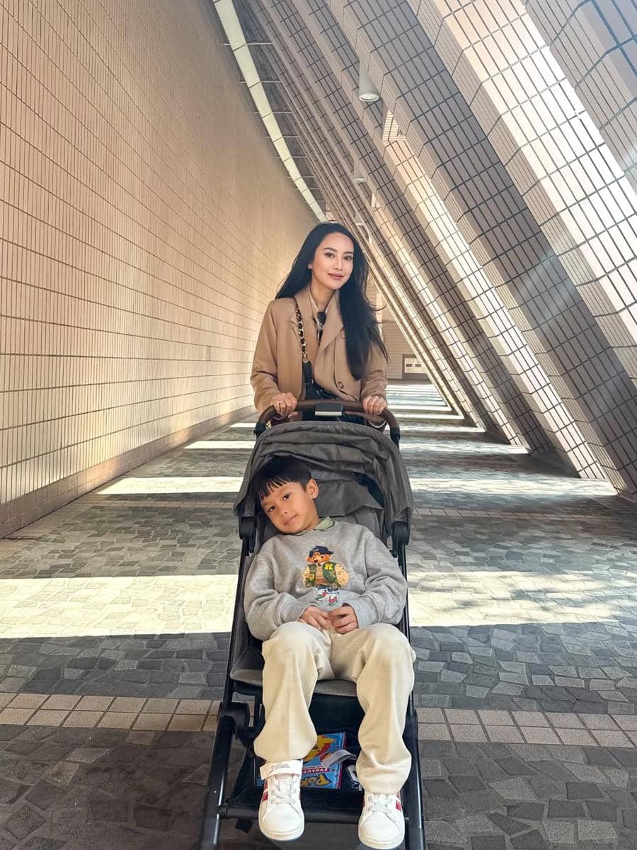 Keluarga Merdianti Octavia jalan-jalan di Hong Kong.