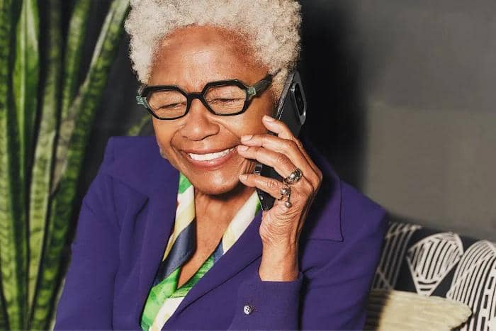 ilustrasi komunikasi menggunakan ponsel Google Pixel