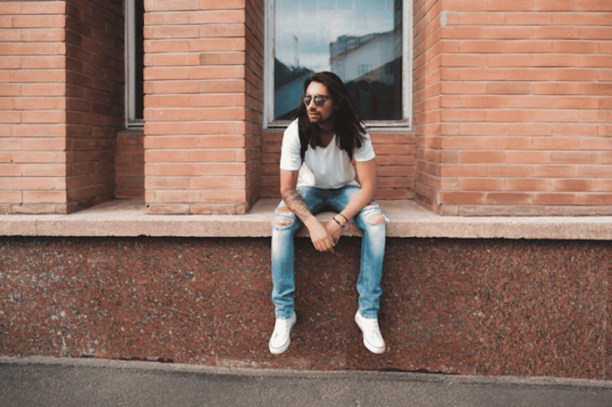 ilustrasi pria menggunakan ripped jeans