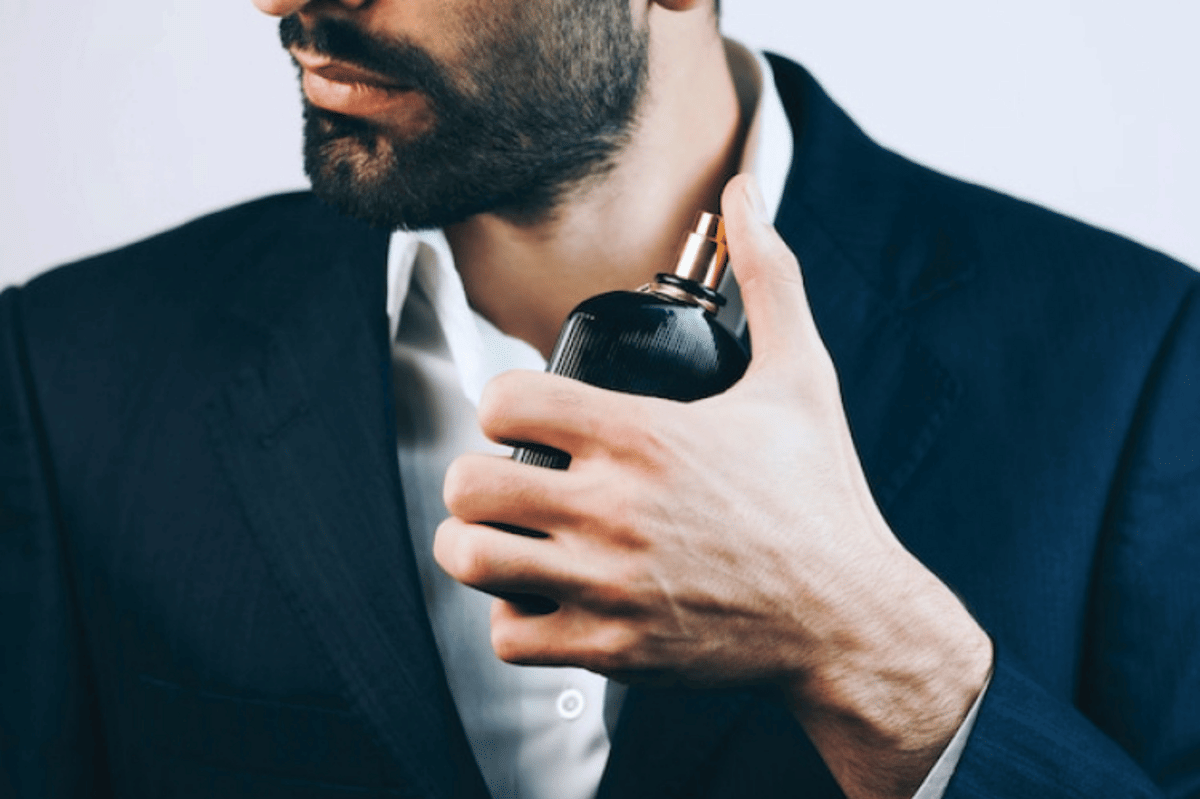 ilustrasi pria menggunakan parfum