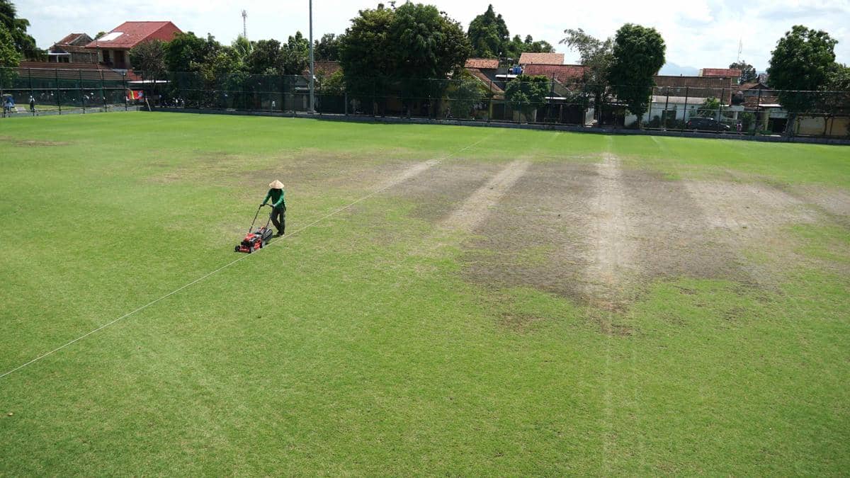 Lapangan Karang Kotagede ditutup sementara untuk pemeliharaan rumput.