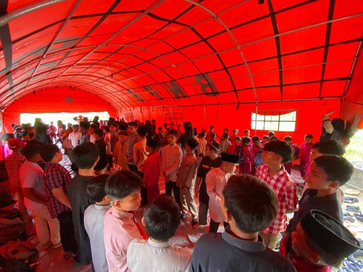 Proses kegiatan belajar mengajar siswa-siswi SD IT An-Nur di bawah tenda BNPB, Kabupaten Pidie Jaya