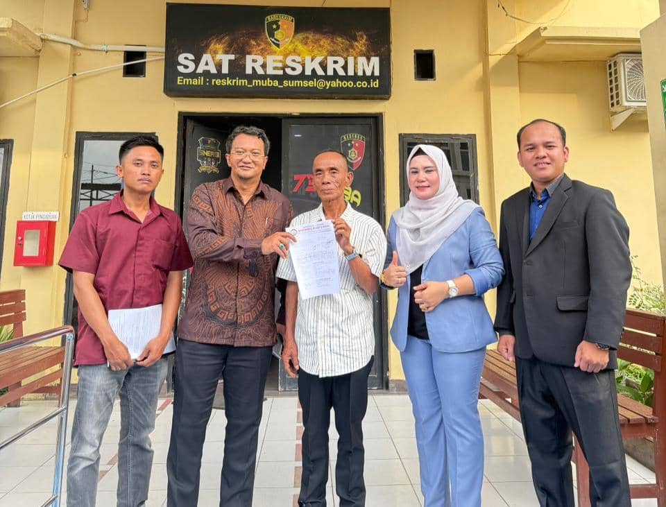 Warga Sekayu saat membuat pengaduan terkait penyerobotan tanah ke Polres Muba. (Dok. IDN Times)