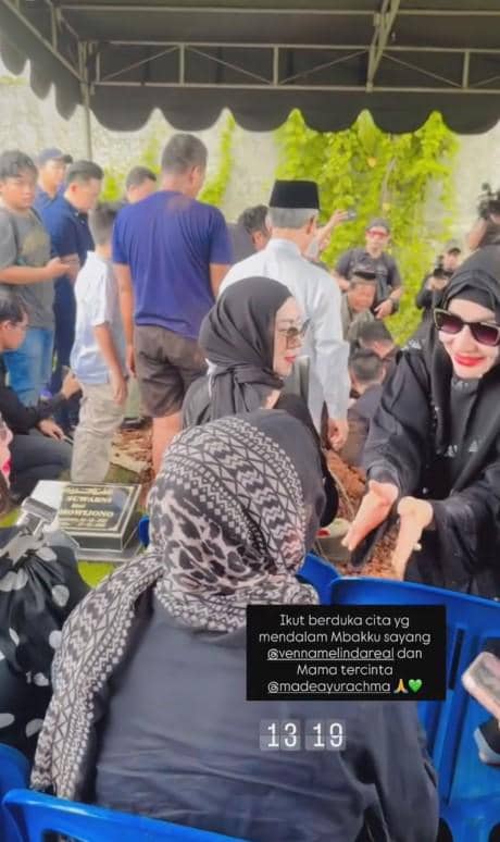 pemakaman ayah Venna Melinda