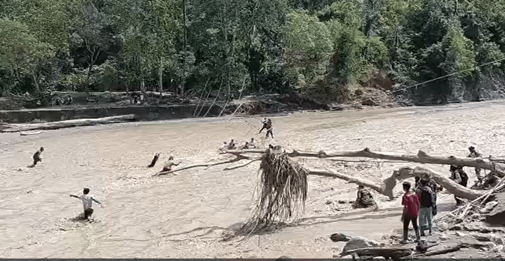 Sejumlah warga nyaris hanyut terseret arus Sungai Wih Dusun Jamat di Kecamatan Linge, Kabupaten Aceh Tengah, Aceh, usai lumpe atau penyeberangan darurat menuju Kampung Reje Payung, putus (dok.warga)