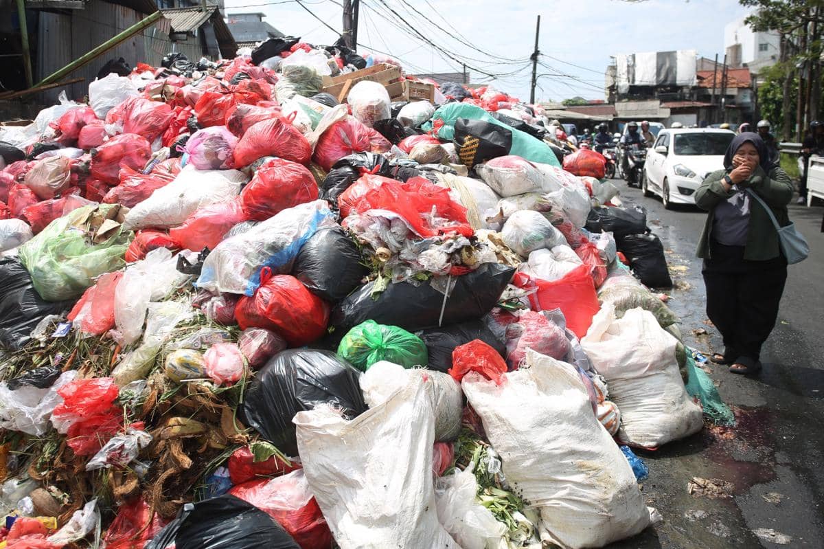 Gunungan sampah yang ada di Jalan Raya Otista, Cimanggis, Tangerang Selatan, Banten, Selasa (6/1/2026).