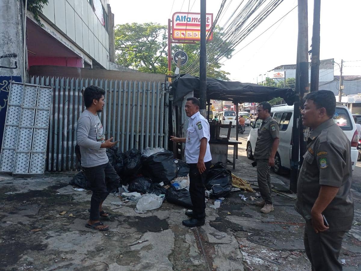 Sampah liar marak di Jalan HOS Cokroaminoto, Tangerang