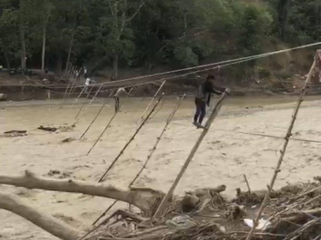 Penyeberangan darurat menuju Kampung Reje Payung, Aceh Tengah, putus (dok.warga)