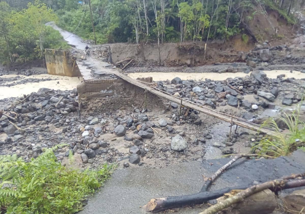 Kondisi jembatan di Aek Nabara yang terputus, hanya tersisa pangkalnya saja (dok.Pendam I/BB)