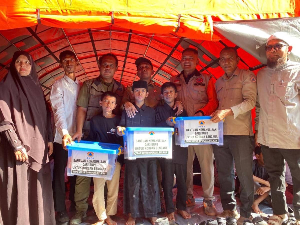 Proses kegiatan belajar mengajar siswa-siswi SD IT An-Nur di bawah tenda BNPB, Kabupaten Pidie Jaya