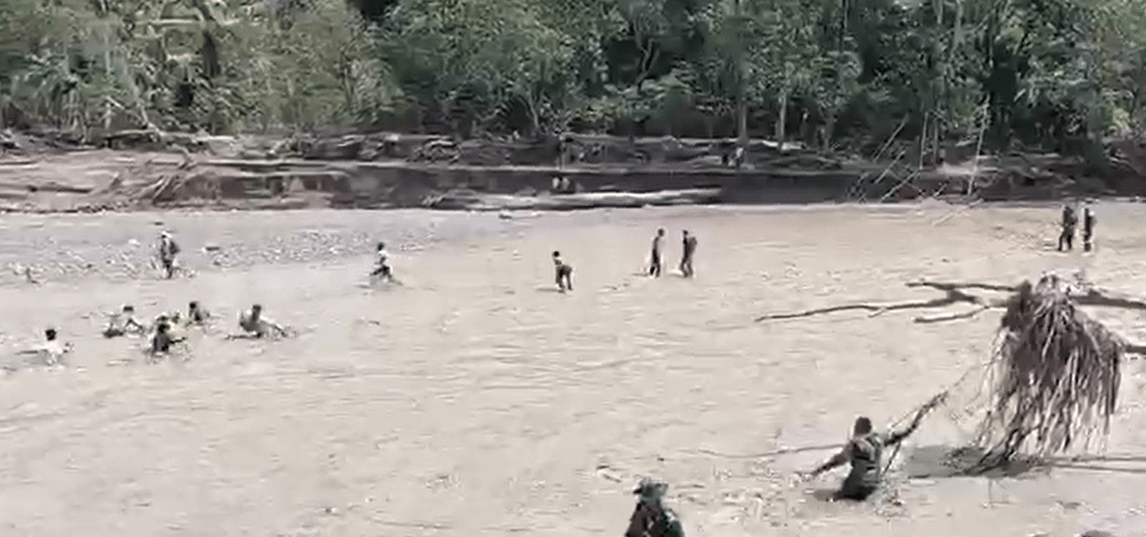 Sejumlah warga nyaris hanyut terseret arus Sungai Wih Dusun Jamat di Kecamatan Linge, Kabupaten Aceh Tengah, Aceh, usai lumpe atau penyeberangan darurat menuju Kampung Reje Payung, putus (dok.warga)