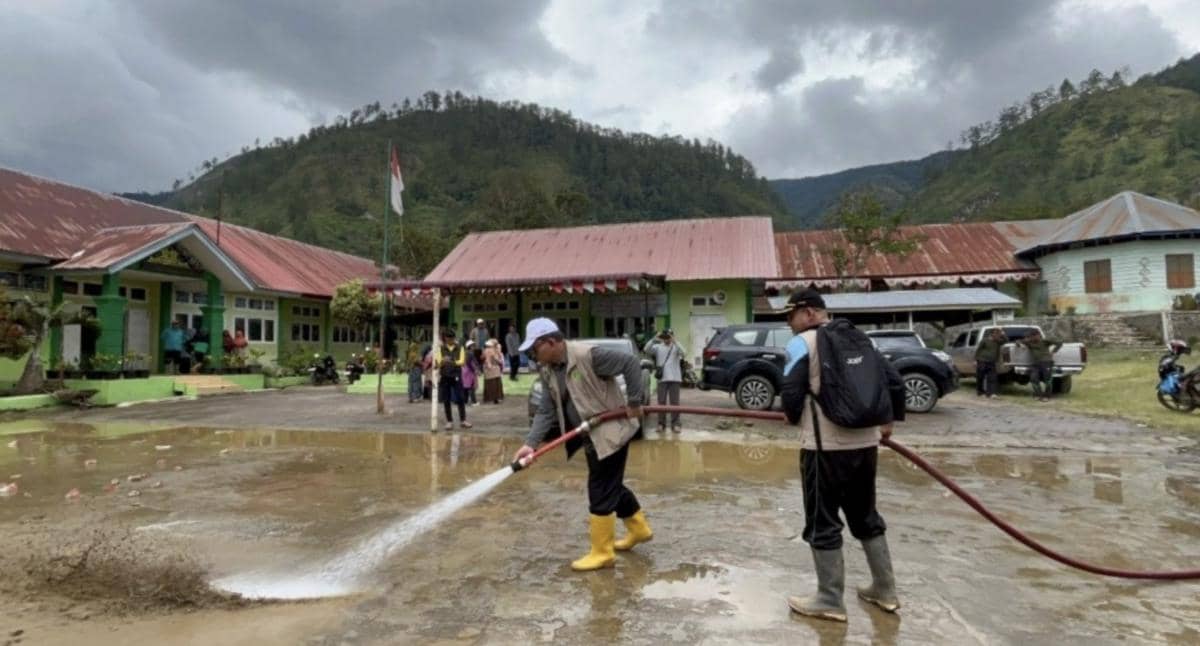 Aksi bersih-bersih madrasah oleh ASN Kemenag di Aceh 