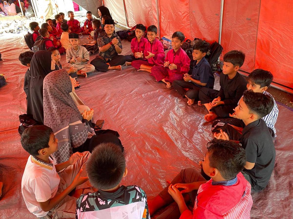 Proses kegiatan belajar mengajar siswa-siswi SD IT An-Nur di bawah tenda BNPB, Kabupaten Pidie Jaya