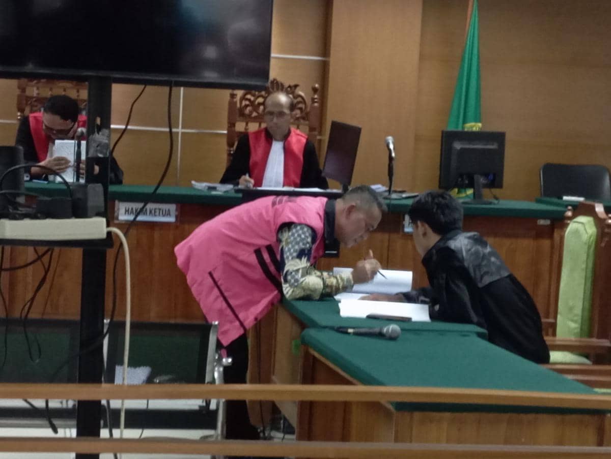 Terdakwa Isbandi saat sidang dakwaan 