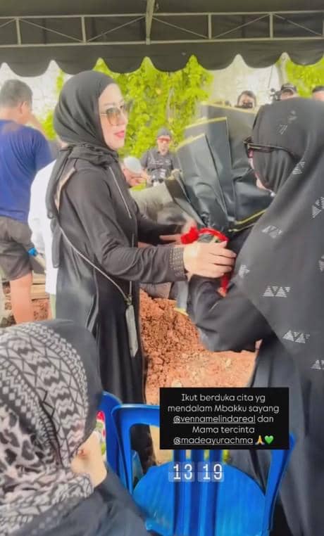 pemakaman ayah Venna Melinda