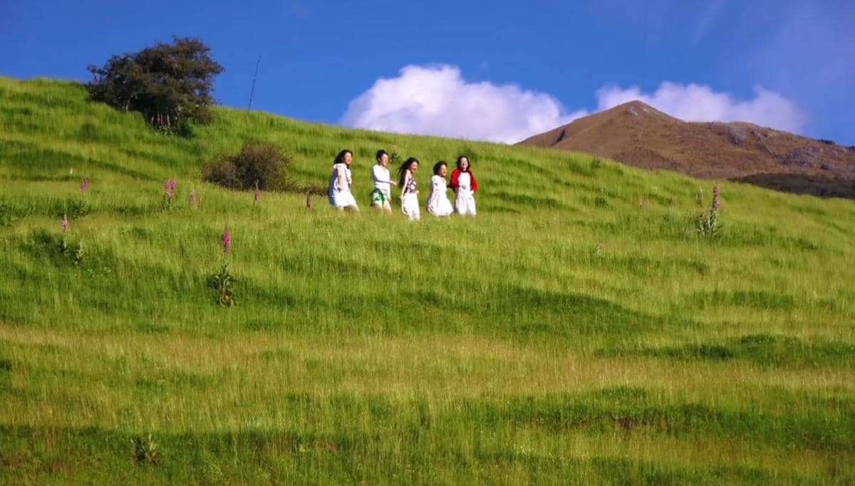 cuplikan MV "I DO ME" yang kental sekali lanskap alam pedesaan hijau