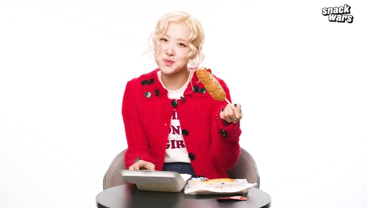 Rosé BLACKPINK terlihat makan corndog dalam konten Snack Wars